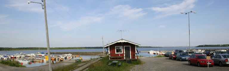 Vy �ver hamnarna och vaktstugan